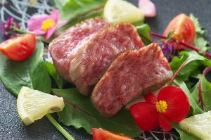【黒毛和牛の藁焼きステーキ】ジューシーなお肉の旨味と共に香ばしい藁の香りがふわっと広がるイチオシ料理