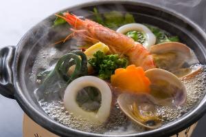 【和風アゴ出汁魚介のグリル鍋】天然車海老や浅利など魚介の旨味が凝縮されたスープが堪らない、贅沢お鍋♪
