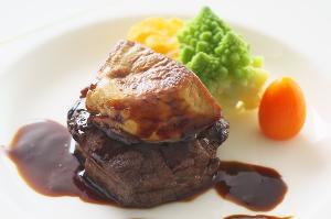 【牛フィレステーキ】牛フィレの旨味とフォアグラが口のなかでじわっと広がる。濃厚なマデラソースで堪能。