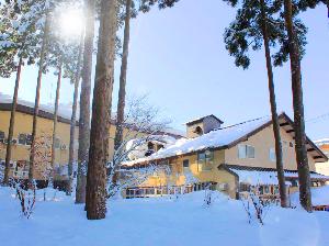 雪に埋もれた庭園からの外観