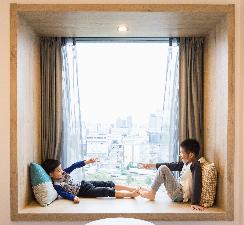 ベンチタイプ客室：出窓をベンチとしてご利用いただけます。