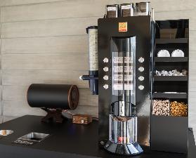 ロビーには自由にご利用いただけるコーヒーマシンがございます
