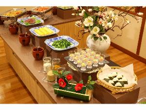 お野菜や、秋田のお漬物、おにぎりも並ぶ、男鹿の朝食イメージ。