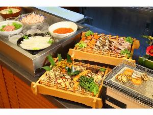 和食中心の朝食バイキングは朝も魚介が楽しめます。