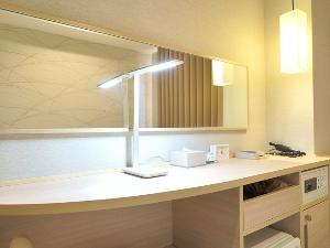 全室完備のデスクスタンドでお手元も明るく、おくつろぎいただけます