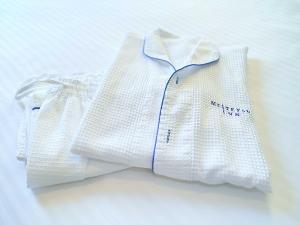 パジャマは上下セパレートタイプでゆったりおくつろぎくださいませ