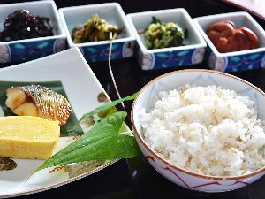 ≪朝食バイキング≫ふっくら炊き立てのご飯と相性抜群のおかず。