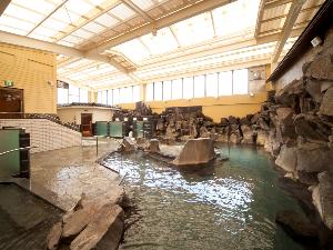 【大浴場：岩風呂】「美人の湯」と呼ばれる炭酸水素塩泉の柔らかな泉質
