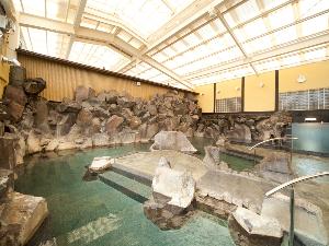 【大浴場：岩風呂】「美人の湯」と呼ばれる炭酸水素塩泉の柔らかな泉質