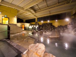 【大浴場：岩風呂】「美人の湯」と呼ばれる炭酸水素塩泉の柔らかな泉質
