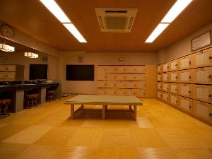 【大浴場】広々とした脱衣所
