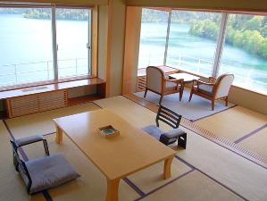 *【特別室】絶景のレイクビュー。まるで湖に浮かぶような景色が堪能できます。(客室一例)