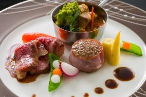 【ヴィアンド】濃厚な猪肉のブレゼにジューシーな鹿肉メダイヨンハンバーグ、和牛ロースステーキを1皿に。