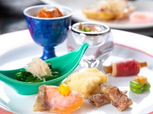 「創作会席料理」素材の旨味を引き出したお料理の数々は創造性に富んだ、色彩鮮やかで味覚だけではなく目でも楽しんでいただけます。