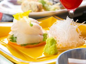 「創作会席料理」素材の旨味を引き出したお料理の数々は創造性に富んだ、色彩鮮やかで味覚だけではなく目でも楽しんでいただけます。