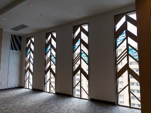 客室階EVホール（ステンドグラス）