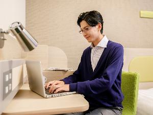 【客室】PCを広げても余裕のある広々デスクスペース