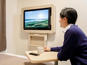 【自由なデスクレイアウト】仕事の後はリビングスタイルに♪テレビを見ながらお寛ぎいただけます。