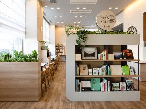 ×【ライブラリーカフェ】コンフォートホテルのルーツであるフロリダの空気感と雪国「富山」をイメージ。