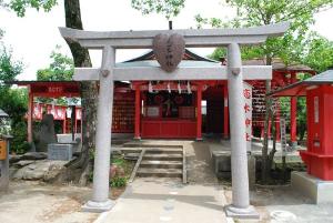 水田天満宮の末社として建立当初（鎌倉時代）より鎮座し、御祭神は「 恋命 」を祀り、全国でも珍しく恋木神社は一社のみです。