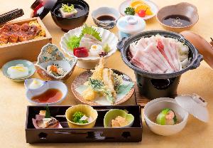 柳川名物「うなぎのせいろ蒸し」がついています。