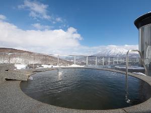 ペントハウス限定！天然温泉の露天風呂からはニセコの絶景を独り占め。