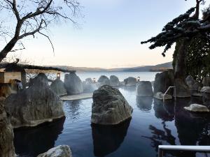■1Ｆ庭園露天風呂「鹿泉の湯」／湖との境目は岩一枚。まるで阿寒湖の中に入っているかのようです。
