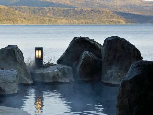 ■1Ｆ庭園露天風呂「鹿泉の湯」／湯につかると目線は湖とほぼ同じ高さ。湖との一体感に感動！
