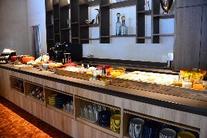 ビュッフェスタイルの朝食は『欧風デリカテッセン』をコンセプトにバラエティにとんだ料理をご提供いたします。野菜を豊富に使った彩り鮮やかな総菜をお召し上がりください。※画像はイメージ