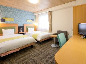 【ツインルーム】壁紙、浴室設備、寝具類も一新し、よりお寛ぎいただける空間へと生まれ変わりました。