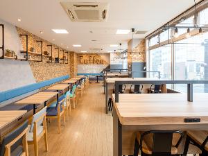 【ライブラリーカフェ】営業時間：14時～24時◆無料でご利用いただけます。