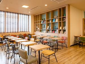 ×【ライブラリーカフェ】プロが選書した書籍を設置しております。フリードリンクと共にご利用ください。