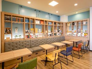 ×【ライブラリーカフェ】お仕事や商談、旅の相談スペースとしてもご利用いただけます。