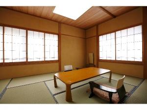 和室トイレ付。お部屋にお風呂はないけれど大浴場は一晩中利用できます