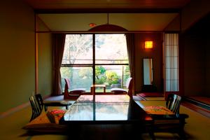 お部屋は新館12畳1間。こちらは温泉露天風呂と岩風呂が付いています