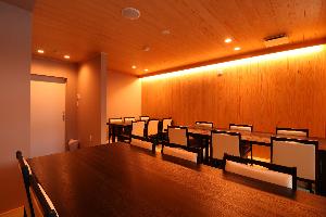 個室の食事スペースも完備。大人数での宴会利用や、貸切空間としても利用できます。