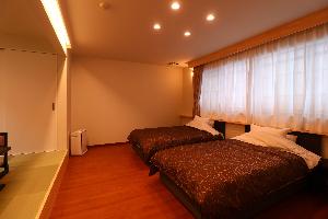 プレミアム和洋室のお部屋です。シモンズベッドを採用しゆったりとお過ごしください。