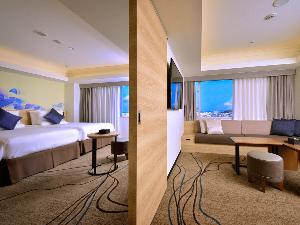 【エグゼクティブスイート／50平米】お部屋の窓からはきらめく那覇の夜景を堪能頂けます