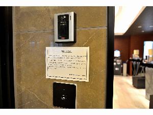 24時以降は、エントランスが自動的に施錠されます。チェックインのお客様は、インターホンでお知らせください。