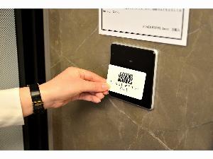 24時以降はエントランスが施錠されます。ルームカードをお持ちのお客様はかざすと、開錠します。