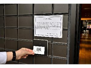 ホテル裏口です。22時になりますと、施錠されます。ルームカードをかざすと開錠いたします。