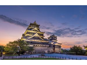熊本城です。現在修復中ですが、魅力があります。