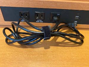 LANケーブル。引き出しの中にご用意しております。