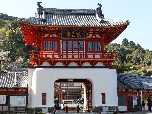 【武雄温泉楼門】釘を１本も使わない天平式楼門。武雄のシンボル。