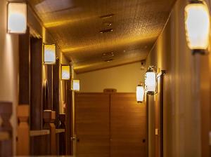 館内のイメージです。各客室には竿燈まつりをイメージし、提灯がお部屋名をご案内します。