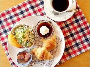 朝は軽く済ませたいという方！　１階カフェにてモーニングをご用意。　　カフェ「ブルーム」　営業時間８：００～