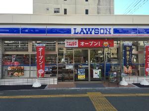 ホテル目の前にコンビニ！　とっても便利ですよ。