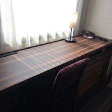 お部屋のデスクは広々として、お仕事の効率もアップ！