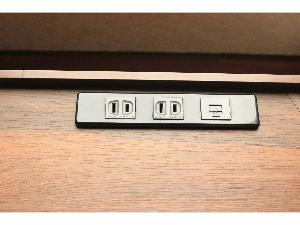 お部屋には、デスクや枕元にコンンセント ＰＣ、スマートフォン、タブレット等の充電に便利
