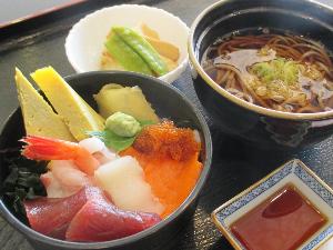 ◆ランチ・夕食／ミニセット★８００円（税別）※生ちらしとそば（うどん）！両方ミニです。